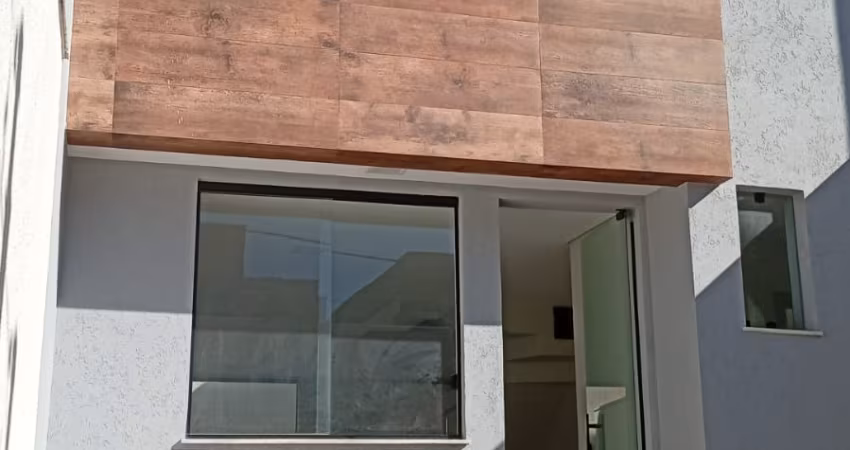 Casa Germinada com 3 Quartos, 1 com suite, garagem para 3 carros à venda, no bairro Santa Rosa em Belo Horizonte
