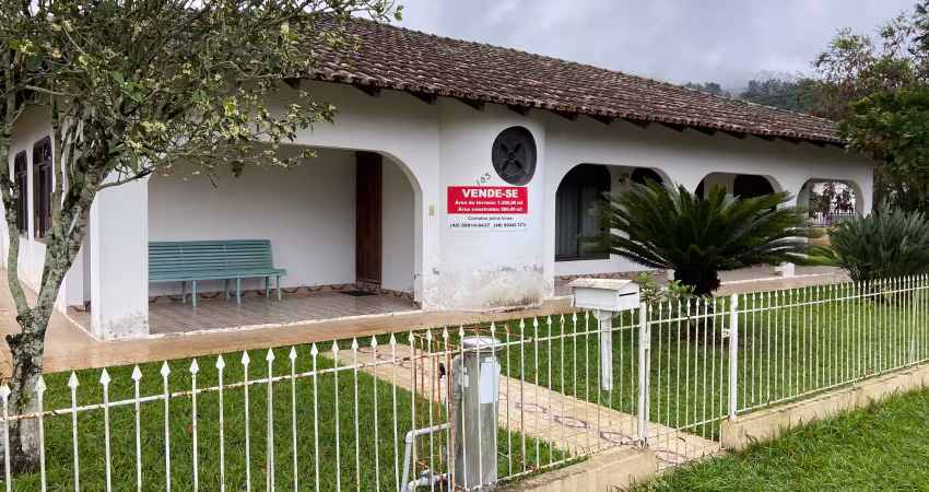 Casa de esquina com amplo jardim e pomar
