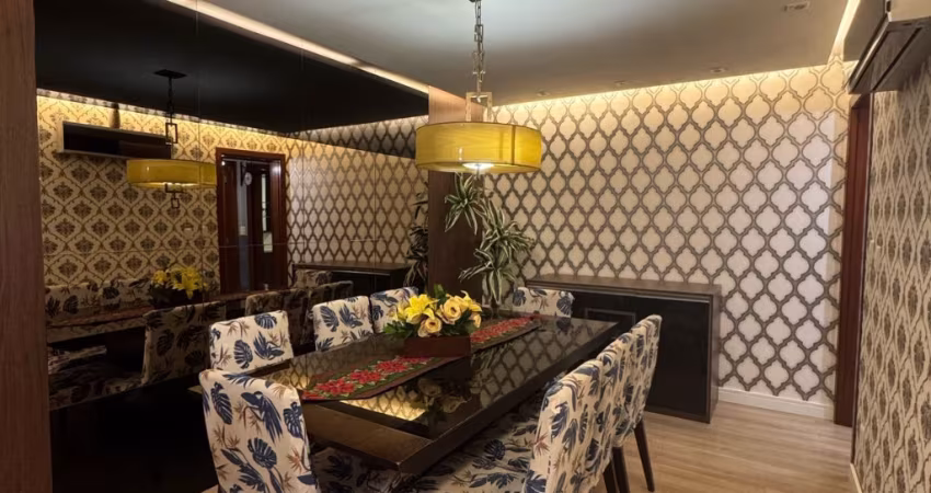 Apartamento central, amplo e com vaga de garagem
