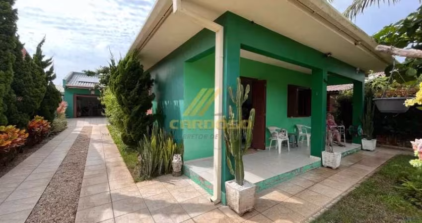 Ampla casa, toda de laje em bairro de moradores.