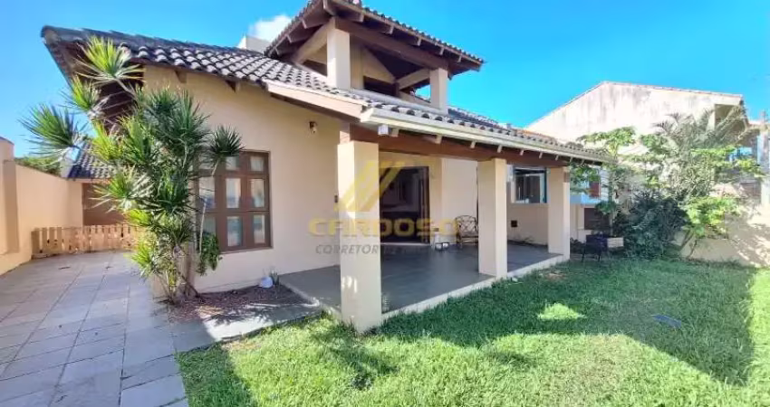 Belíssimo Sobrado com 5 dormitórios, poucos metros do mar!