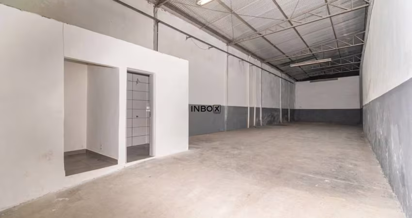 Depósito amplo de 182m², pé-direito alto e 3 vagas
