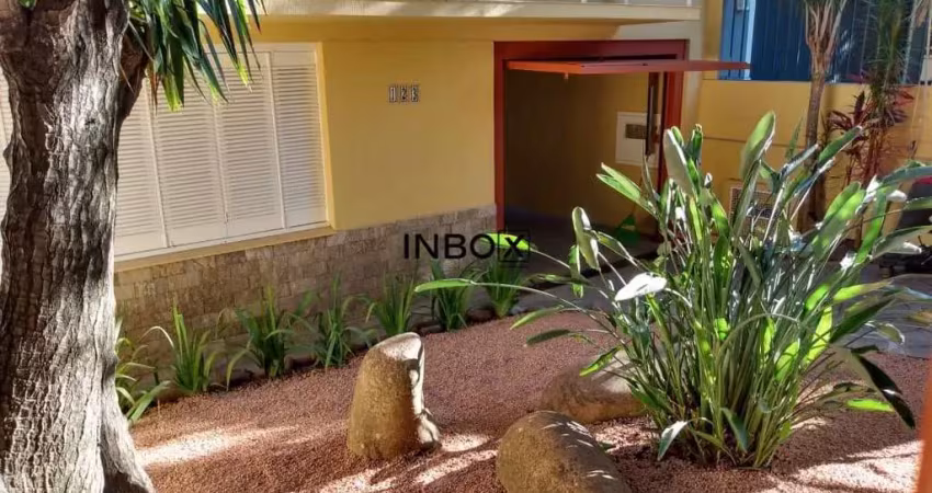 INBOX VENDE CASA com 4 dormitórios, semibomiliada, 3 vagas, 253 m² privativos, próximo ao Barra Shopping, bairro Cristal, Porto Alegre - RS.