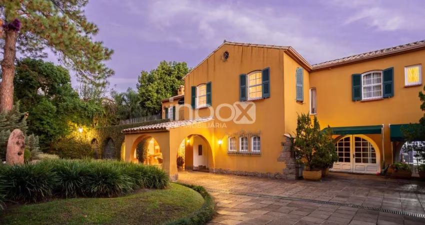 A casa com 740 m² , é emoldurada por um belo jardim e uma piscina posicionada que permite curti-la vendo o pôr do sol no rio.