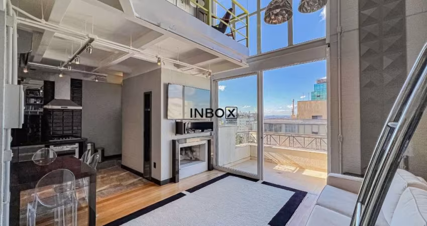 Loft com pé direito duplo na Padre Chagas. 100% mobiliado, living com lareira, sacada e duas vagas.