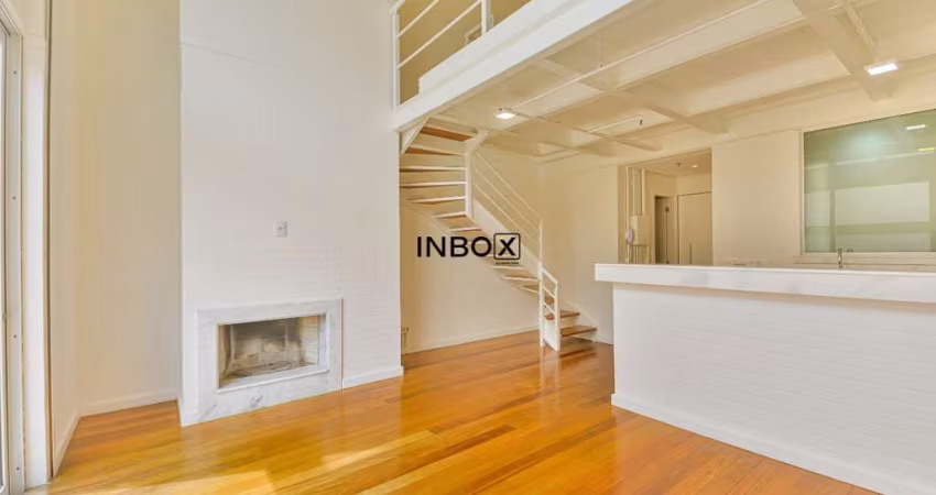 Loft duplex com pé direito duplo na Padre Chagas, bairro Moinhos de Vento em Porto Alegre/RS.