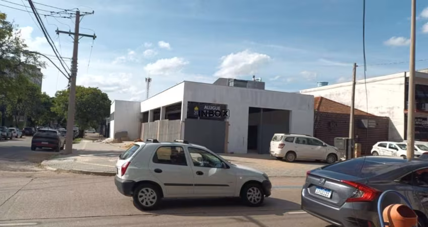 Loja comercial de esquina com estacionamento para 12 carros