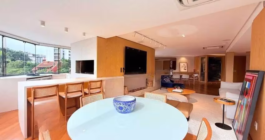 Apartamento de 208m² todo reformado com 3 dormitórios e 2 vagas