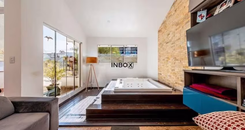 Casa com 3 dormitórios, suíte, amplo pátio e 4 vagas