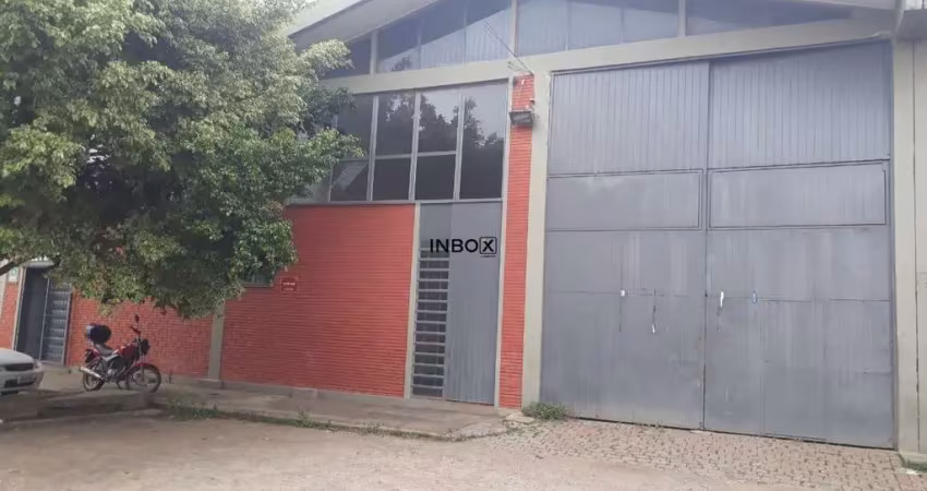 Pavilhão com 750 m², pé direito alto e excelente estrutura