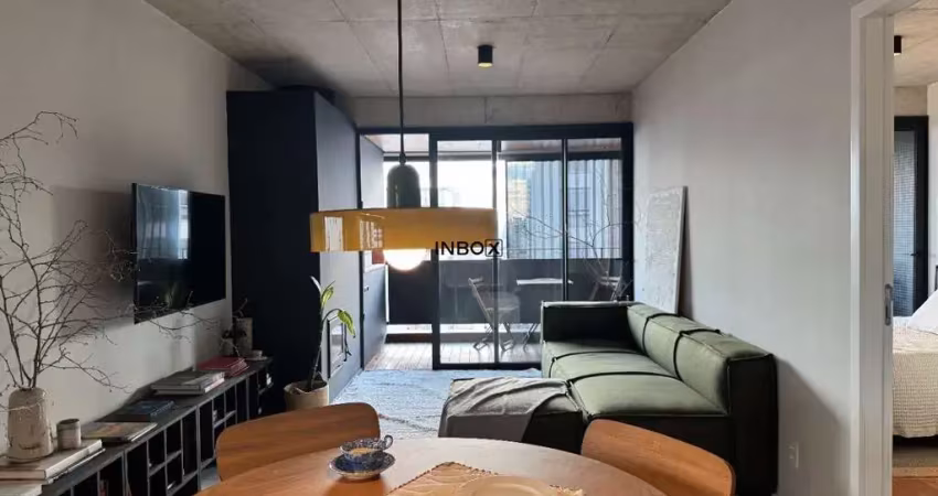 Novo, decorado e mobiliado com 2 suítes com 90m², lavabo, lareira, sacada e 2 vagas.