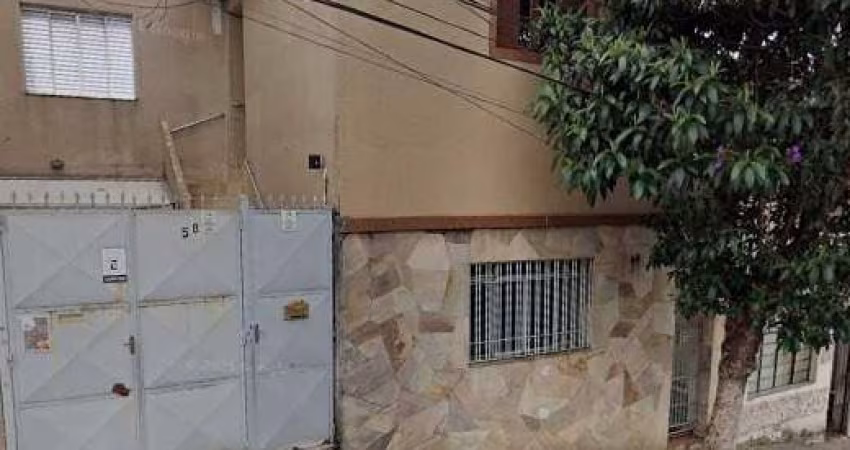 Terreno com 3 casas. Ótimo para renda!