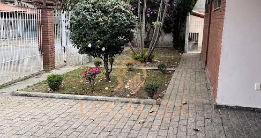 Imperdível casa à venda em São José dos Campos-SP, no Bosque dos Eucaliptos! 3 quartos, 1 suíte, 2 salas, 5 banheiros, 3 vagas de garagem e 400m² de área.