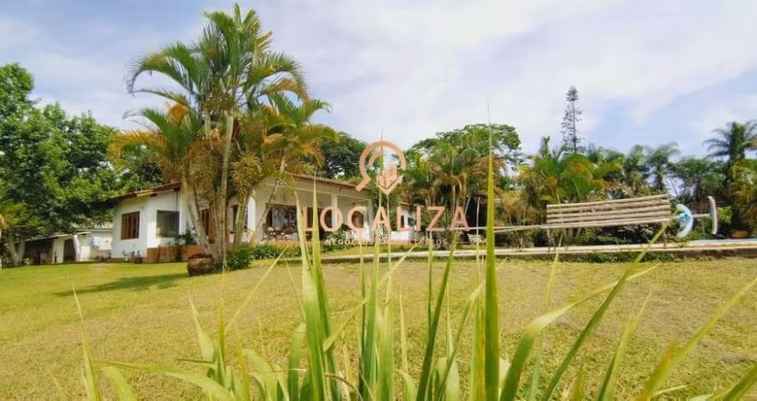 Chácara à venda em Igaratá-SP: 4 quartos, 1 suíte, 3 salas, 2 banheiros, 4 vagas e 450m² de área!