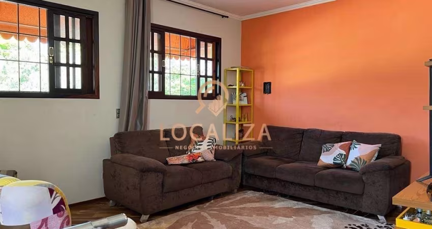 Casa Sobrado no Jardim Satélite com 4 dormitórios com 1 suite e Edícula e 245m²São José dos Campos