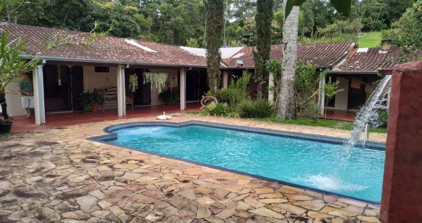 Chácara à venda em São José dos Campos-SP, bairro Freitas: 2 quartos, 2 salas, 2 banheiros, 6 vagas de garagem, 164m².