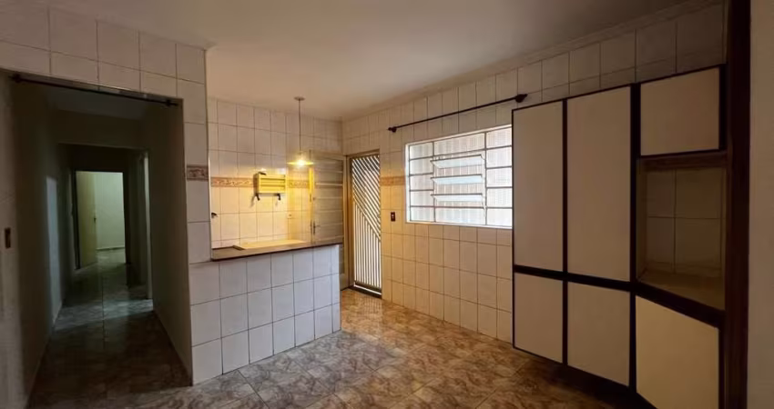 Imperdível casa à venda em São José dos Campos-SP, Jardim Motorama: 3 quartos, 1 suíte, 2 banheiros, 2 vagas de garagem, 80m²