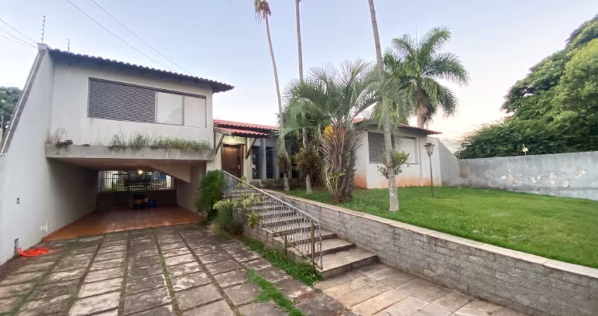 Casa com arquitetura brasileira à venda na zona 04 de Maringá Pr.