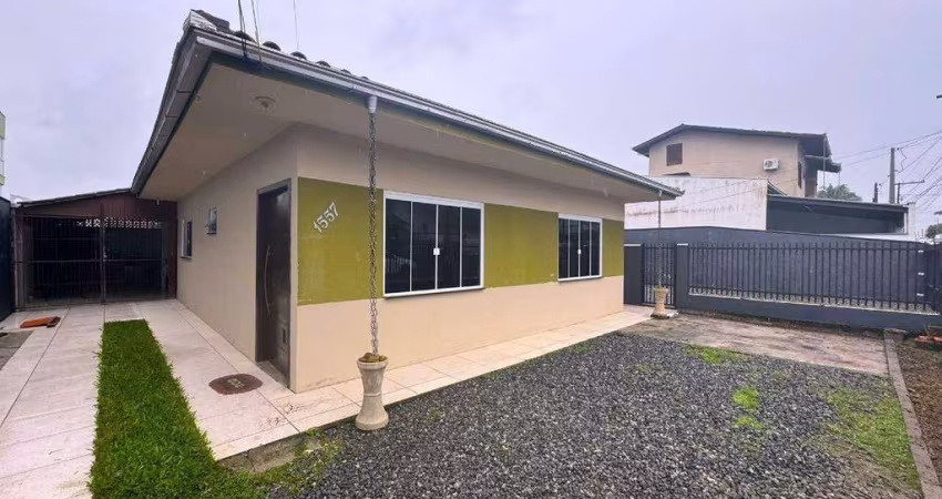 Casa com 03 quartos para alugar no Iririú em Joinville