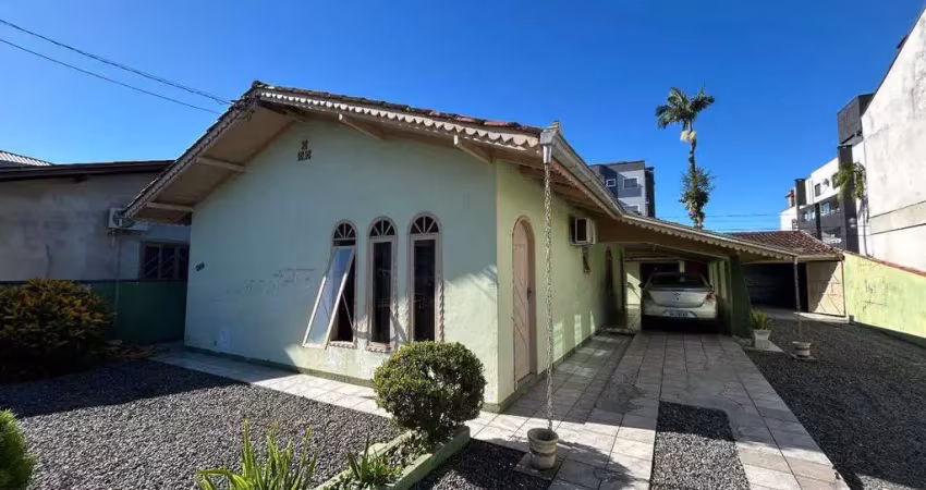 Casa com 04 quartos no bairro Aventureiro