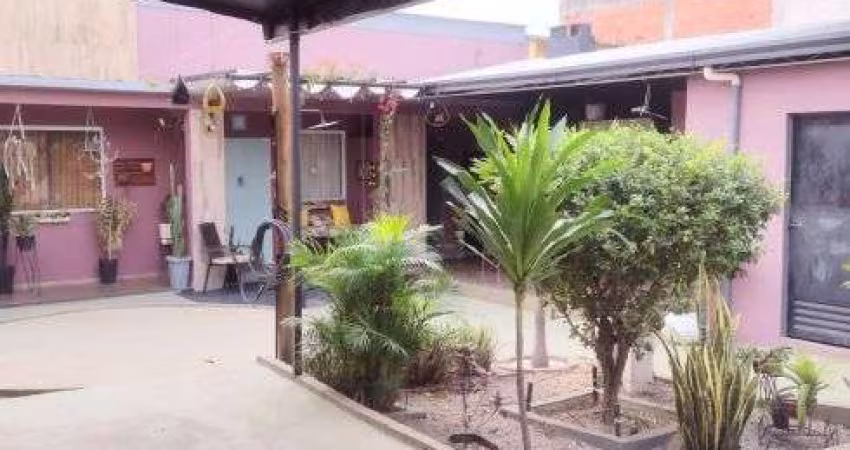 Casa com quintal, 2 quartos, próximo Park Shopping