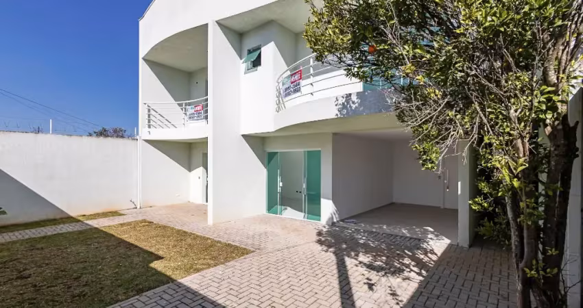 Uma casa completa, espaçosa e com amplo quintal arborizado!