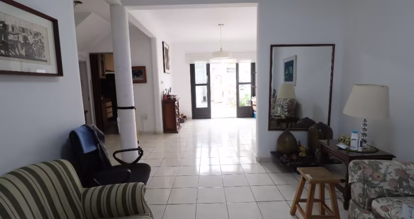 Sobrado em excelente localização, na parte mais nobre da Vila Mariana, ao lado do metrô Ana Rosa.
