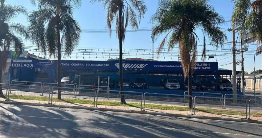 A loja é visível desde o início da subida do pontilhão,.