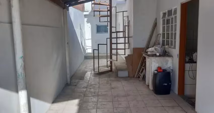 Casa com 2 dormitórios, edícula e garagem boa para abrir alguma prestação de serviços.