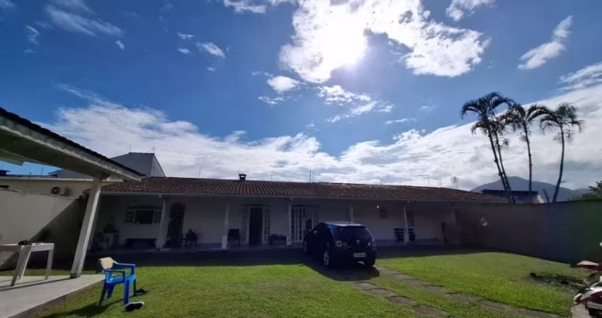 Casa com 2 dormitórios, para locação, na Martim de Sá