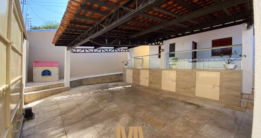 Casa com 03 Quartos, 214m² à Venda na Zona Norte