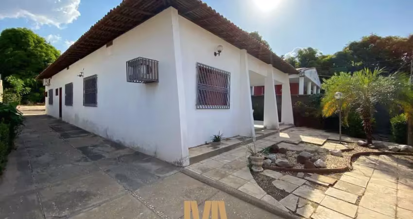 Casa com 03 Quartos, 420m² à Venda Próxima a UFPI - Zona Leste