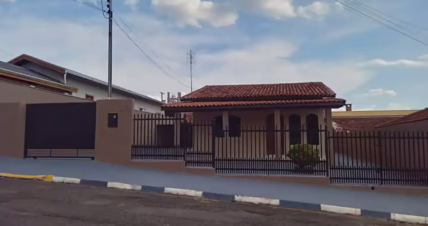 Casa com dois terrenos, idicula, varanda, no melhor bairro de itai