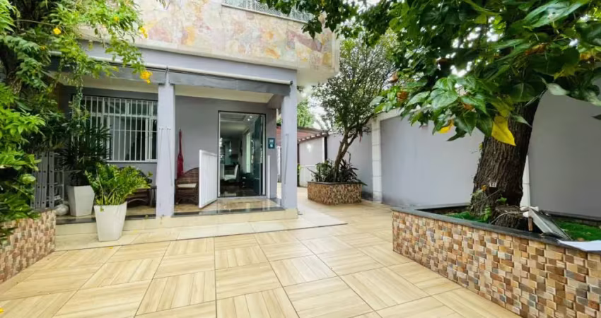 Casa duplex com 3 quartos, garagem, piscina, churrasqueira