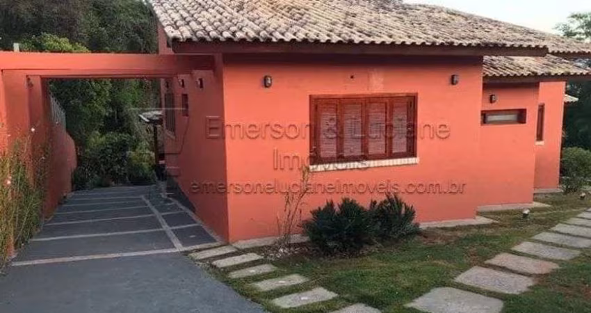 Linda Casa Terrea com 3 quartos sendo 1 suíte, amplo quintal com piscina e churrasqueira a carvão
