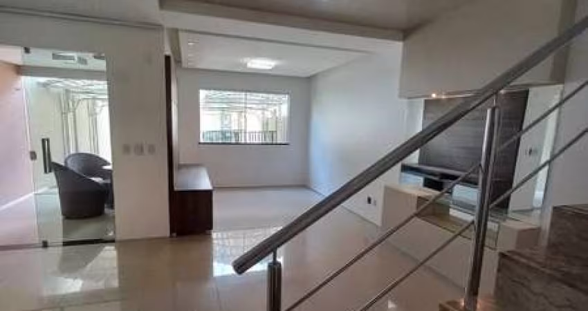 Maravilhosa Casa Duplex projetada  com 4 dormitórios.