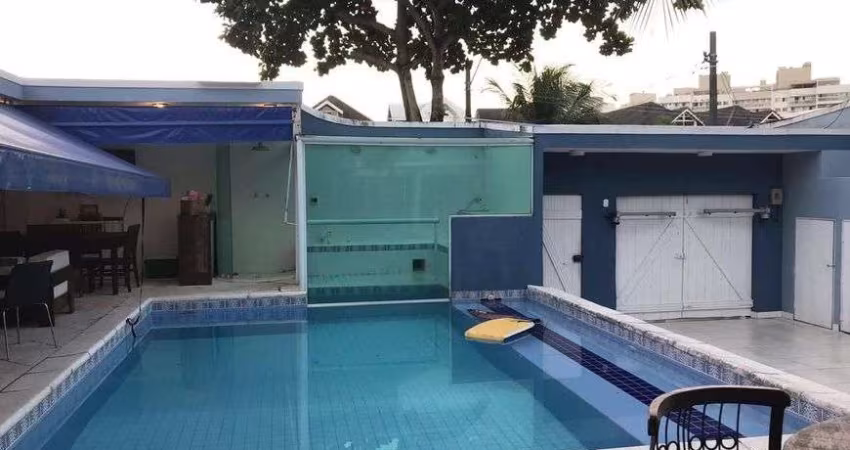 Casa de condomínio para venda tem 444 metros quadrados com 5 quartos