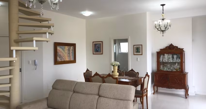 Cobertura Duplex em Canasvieiras – Conforto, Privacidade e Mobiliário de Alta Qualidade