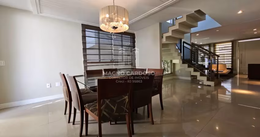 Casa dúplex em condomínio fechado com 4 suítes, piscina e hidromassagem
