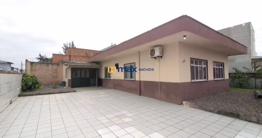 Venda: Casa com amplo terreno de 351m² e 4 dormitórios, Centro, Navegantes