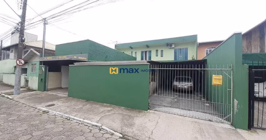 Excelenta casa à venda, 2 pavimentos, 4 dormitórios, São João, Itajaí