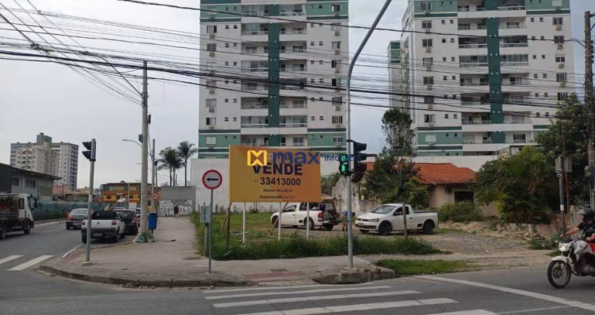 Terreno de esquina com 663m² na Av. Heitor Liberato, São João Itajaí