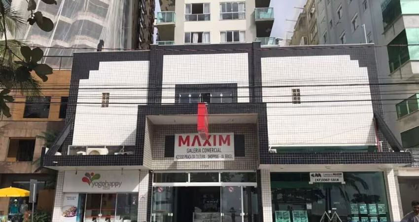Sala Comercial com mezanino na galeria Maxim. Centro. (Balneário Camboriú).