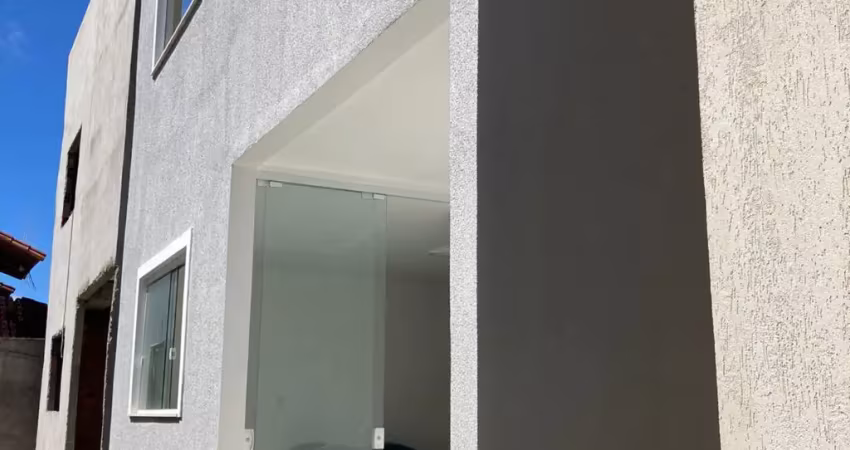 Casa duplex, 3/4, sendo 2 suítes, localizada em condomínio fechado, bairro buraquinho em lauro de freitas- ba