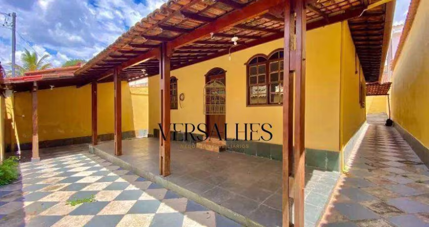 Ampla casa colonial de 3 quartos com suíte e quintal no bairro Castelo