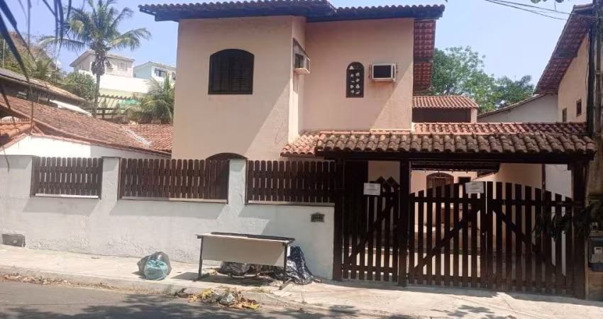Casa com 5 dormitórios para alugar por R$ 4.190/mês - Itaipu - Niterói/RJ