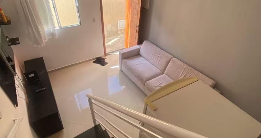 Sobrado em condomínio no Canto do Forte, 2 dormitórios.