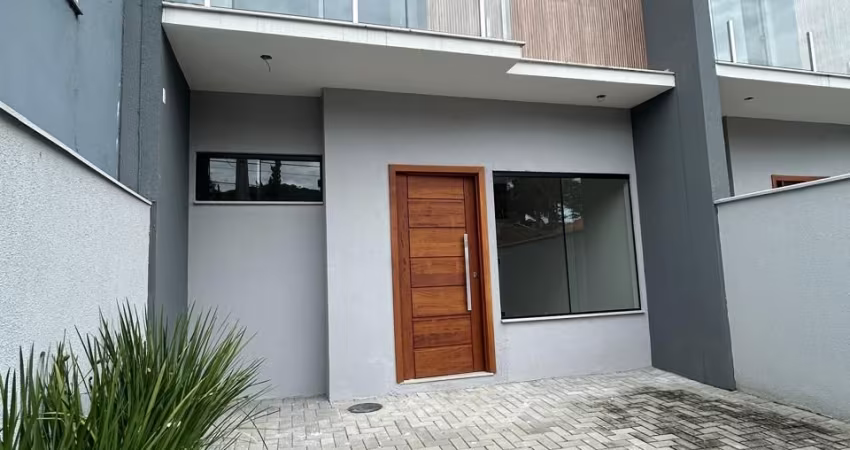 Casa geminada em excelente localização o Saguaçú
