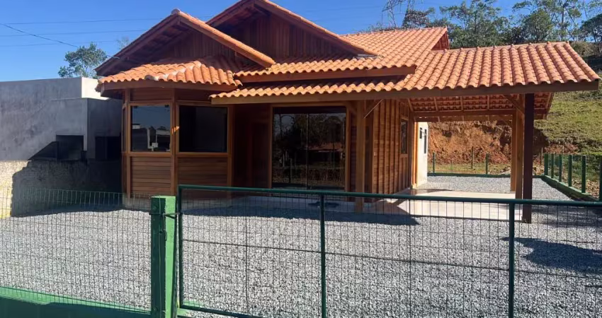 Casa com três dormitorios pirabeiraba meio a natureza proximo ao posto rudnick!