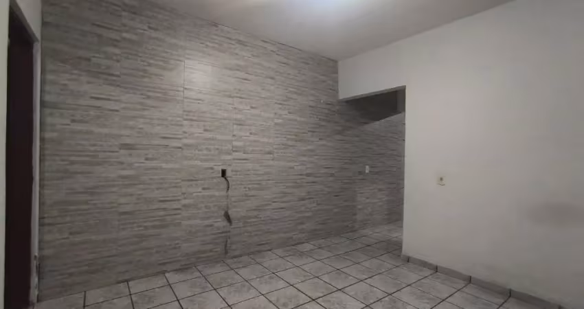 Casa com 2 dormitórios para locação no barreto, não é independente e não tem garagem.